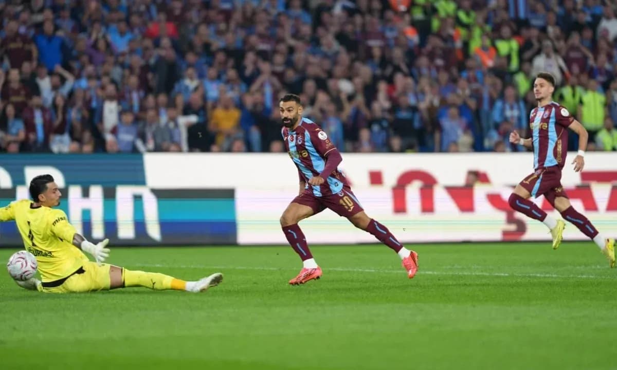 Jugador de Trabzonspor superando al portero rival