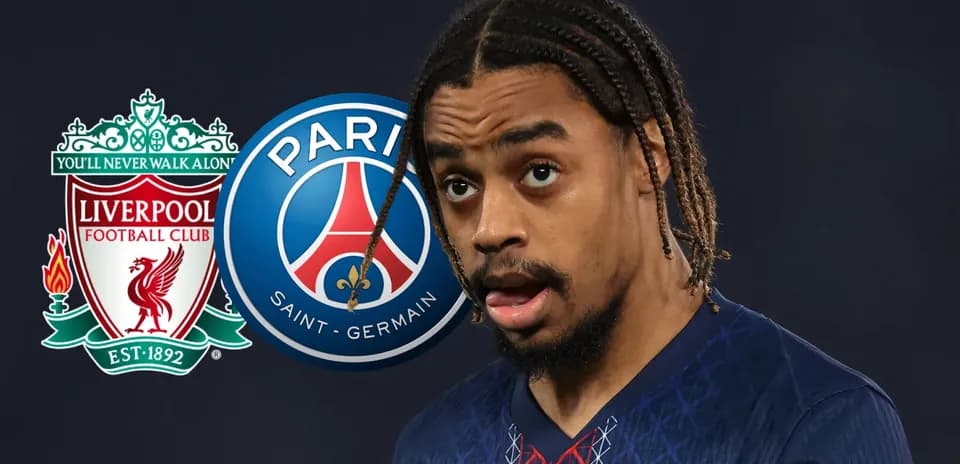 Jugador con camisetas de Liverpool y PSG en fondo oscuro