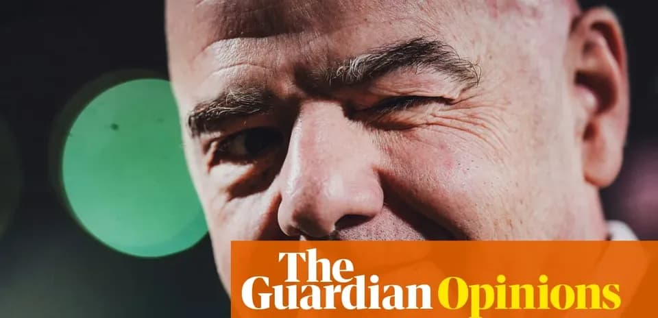 Hombre sonriendo con fondo desenfocado en evento