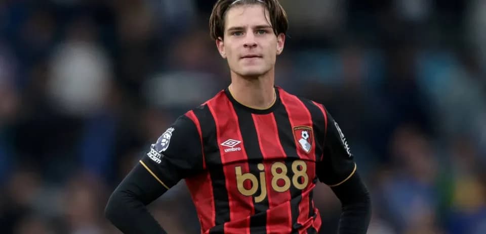 Jugador de Bournemouth en acción durante el partido