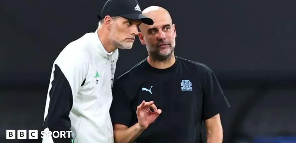Entrenadores conversando durante un entrenamiento