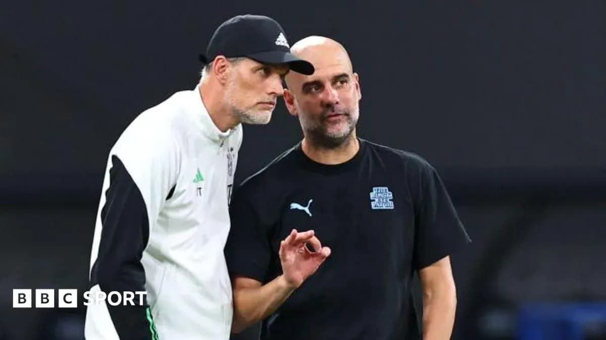 Entrenadores conversando durante un entrenamiento