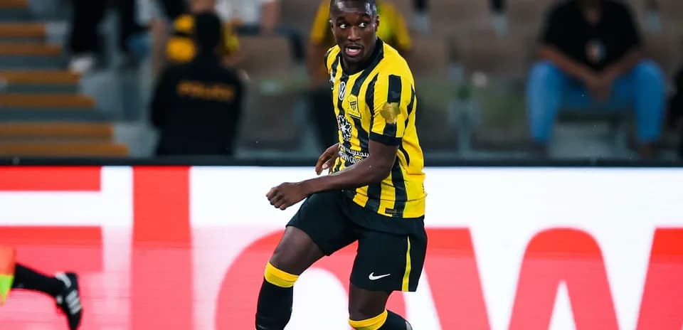 Jugador de Al-Ittihad con balón en el campo