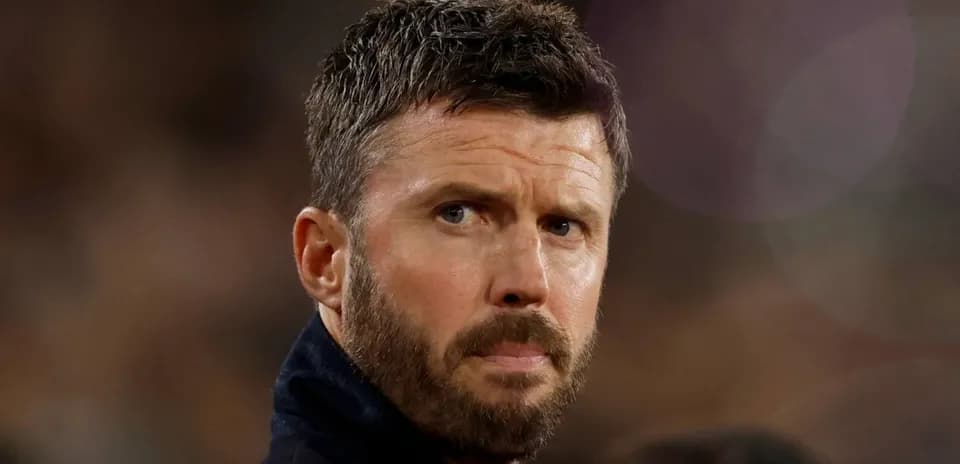 Entrenador observando el partido desde la línea lateral
