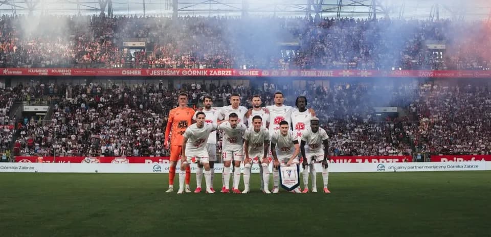 Equipo de Górnik Zabrze en el estadio
