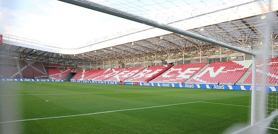 Vista del campo en estadio de fútbol vacío