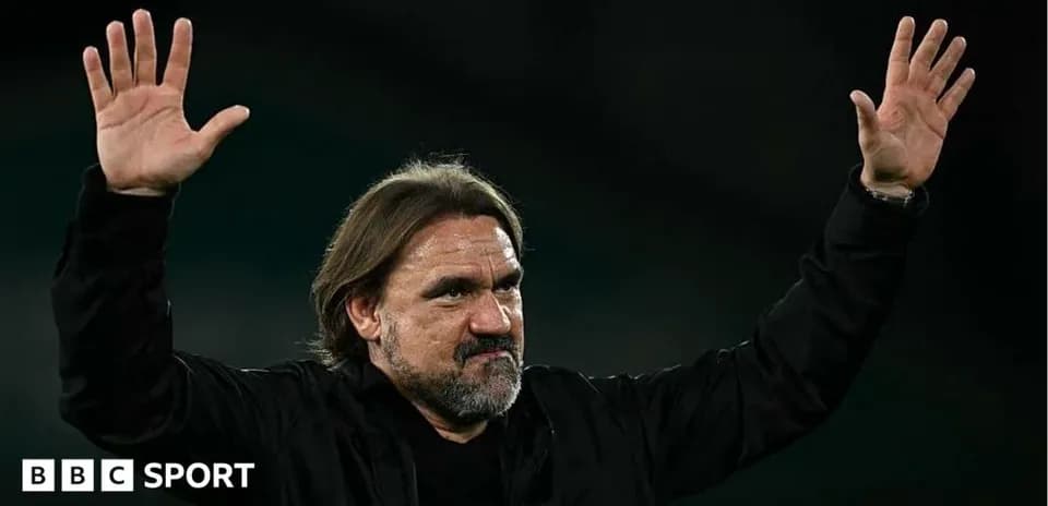 Entrenador saludando a la afición desde el campo
