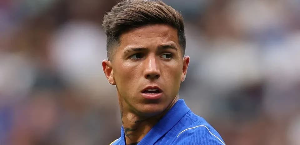 Jugador en uniforme azul mirando hacia un lado