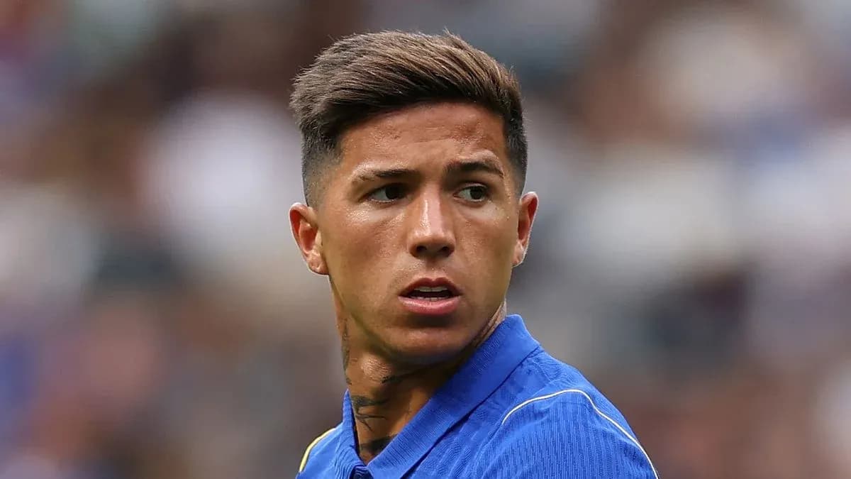 Jugador en uniforme azul mirando hacia un lado