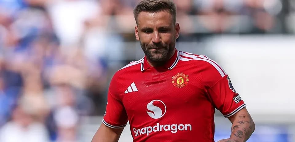 Jugador de Manchester United en camiseta roja durante el partido