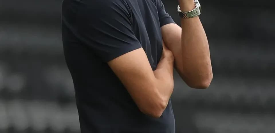 Entrenador observando el partido desde la línea de banda