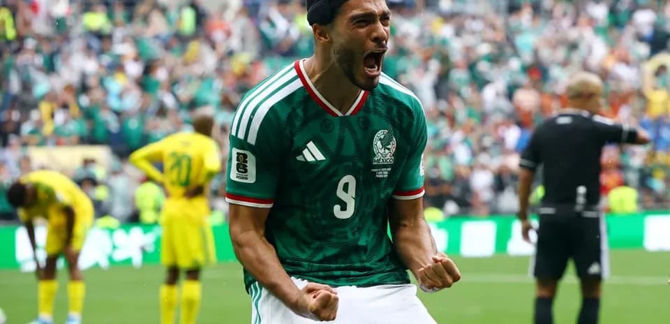 Jugador mexicano celebrando un gol