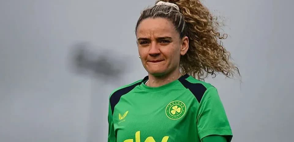 Jugadora de fútbol con camiseta verde en entrenamiento