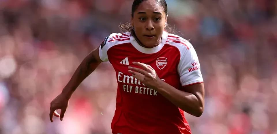 Jugadora de Arsenal corriendo en el campo