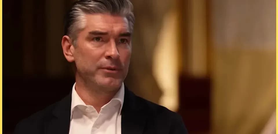 Hombre hablando durante una entrevista en interior