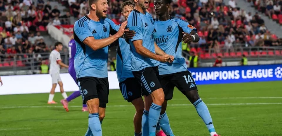 Jugadores de Slovan Bratislava celebrando un gol
