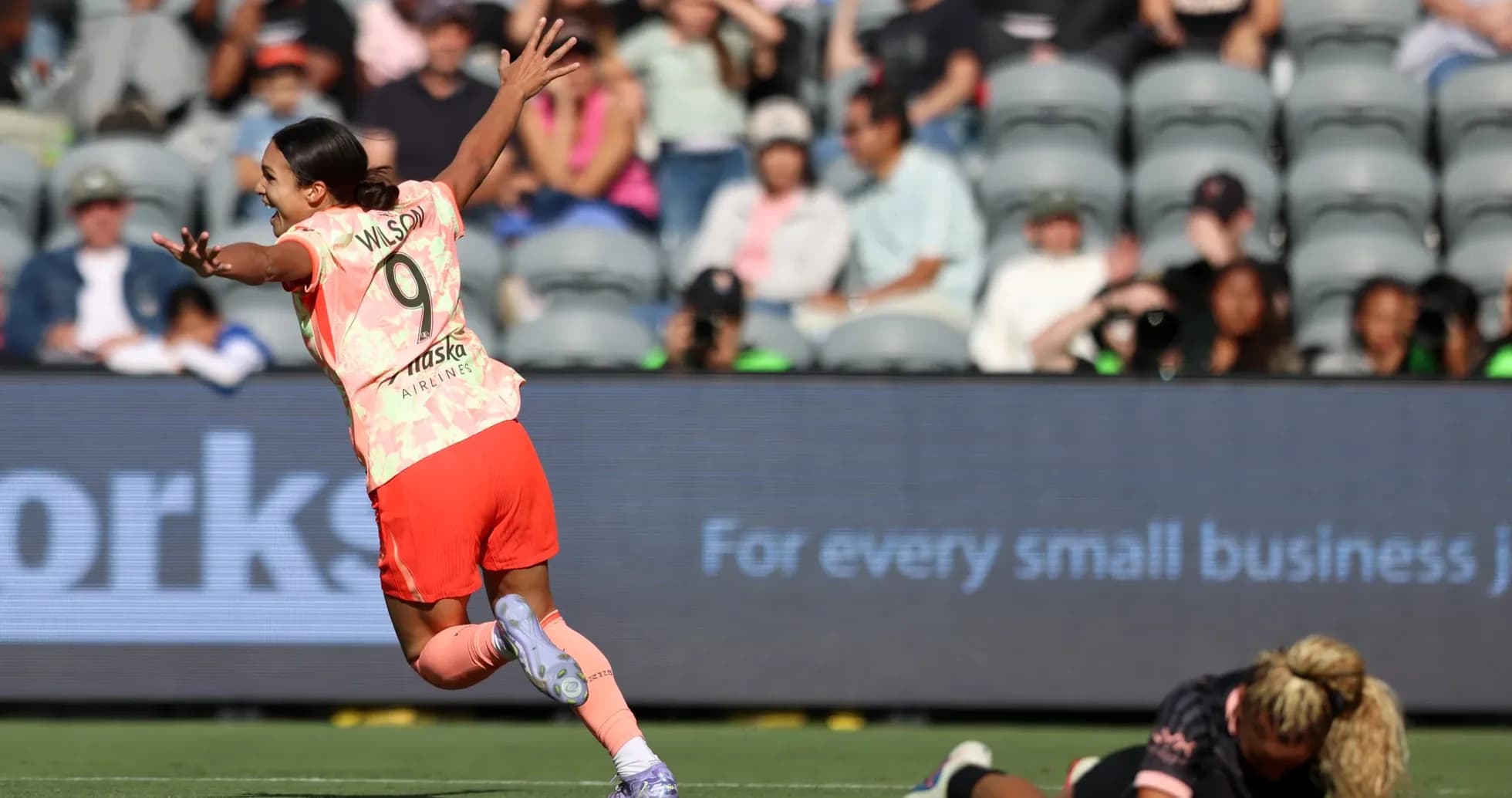 Jugadora celebrando un gol durante el partido