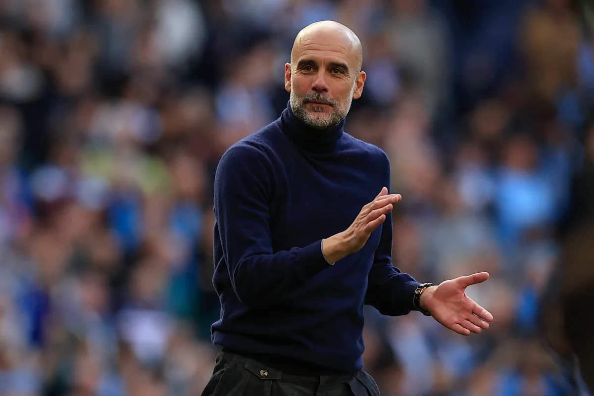 Entrenador gesticulando durante el partido en el estadio