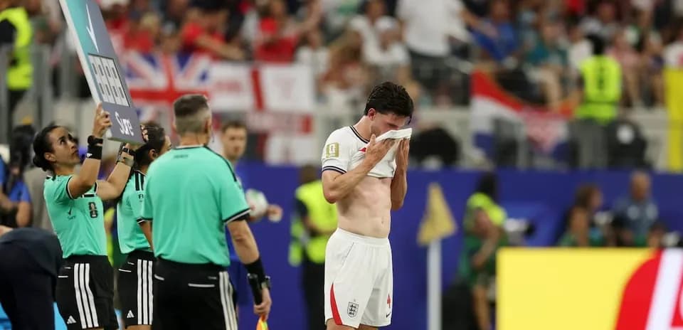 Jugador de Inglaterra se seca la cara en el campo