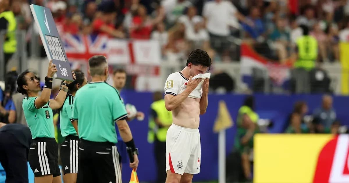 Jugador de Inglaterra se seca la cara en el campo