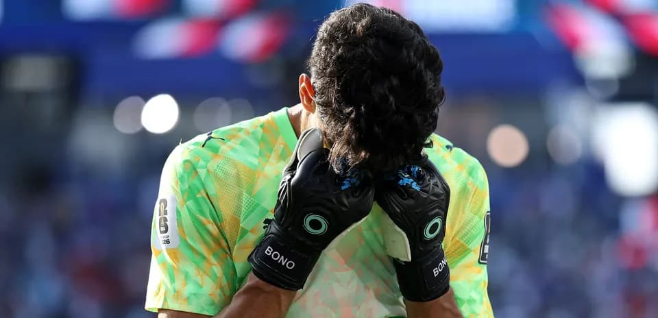 Portero cubriendo su rostro con guantes durante partido