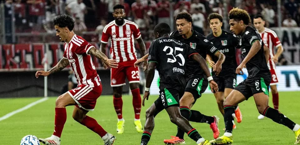 Jugadores de Olympiakos y NEC en acción