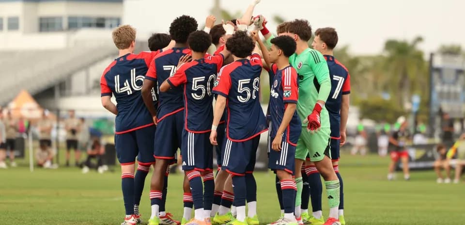 Equipo New England II celebrando en el campo