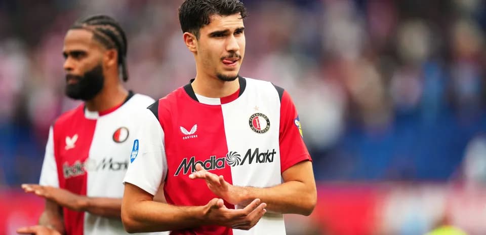 Jugadores de Feyenoord en el campo antes del partido