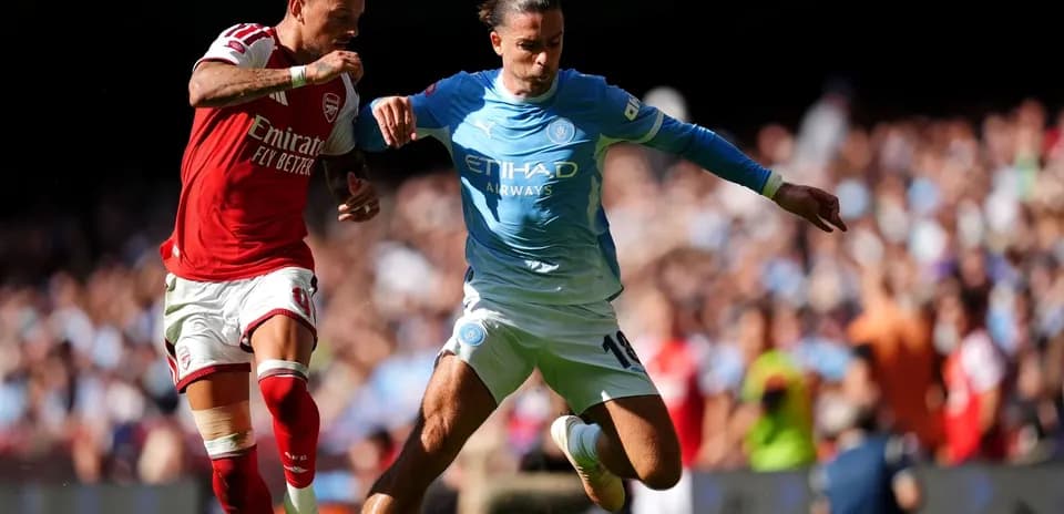 Jugadores de Arsenal y Manchester City disputando el balón