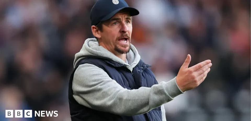 Entrenador dando instrucciones en el partido
