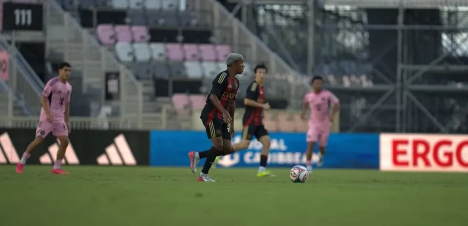 Jugador de Atlanta United FC avanzando con el balón