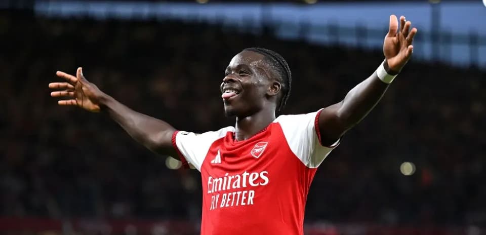 Jugador de Arsenal celebrando con los brazos extendidos