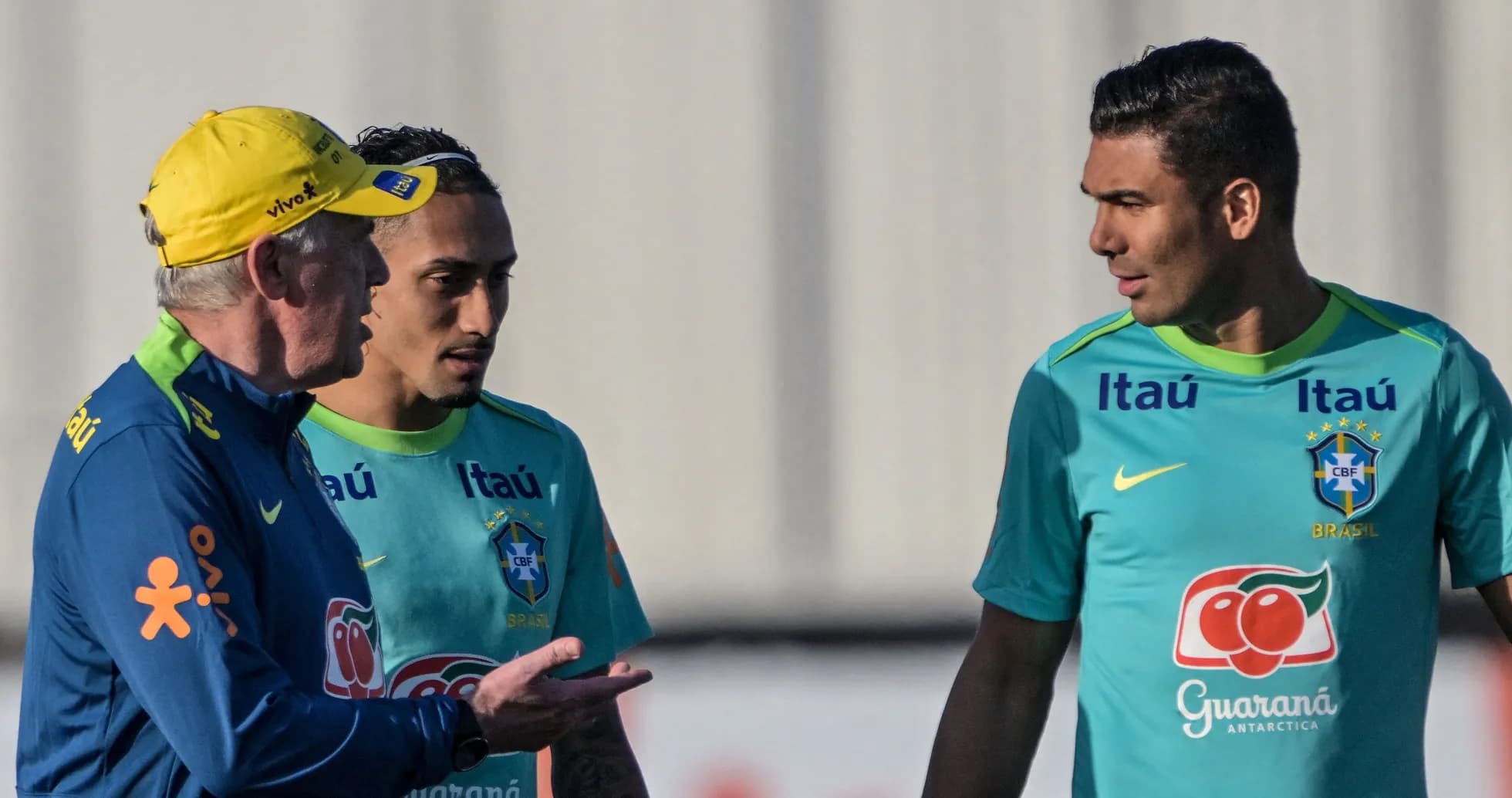 Entrenador hablando con dos jugadores de Brasil
