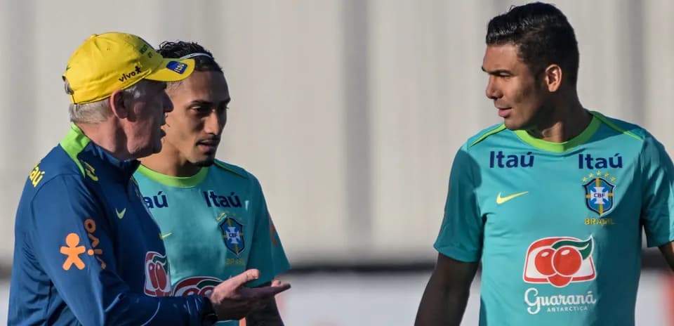 Entrenador hablando con dos jugadores de Brasil