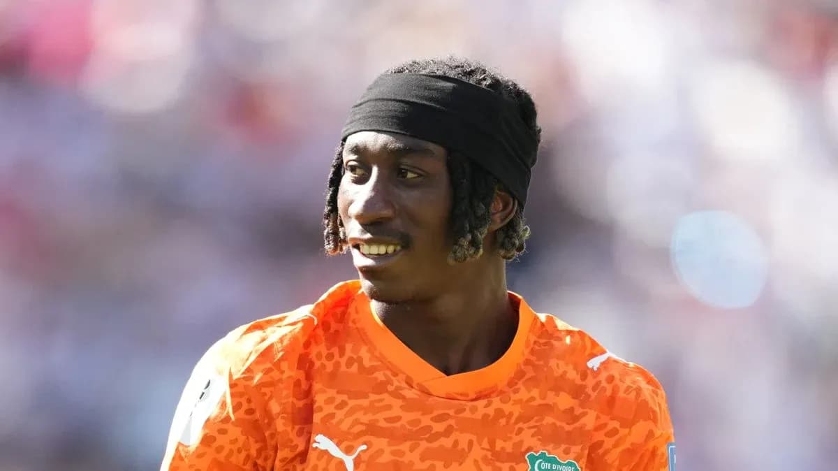 Portero con camiseta naranja en el campo de juego