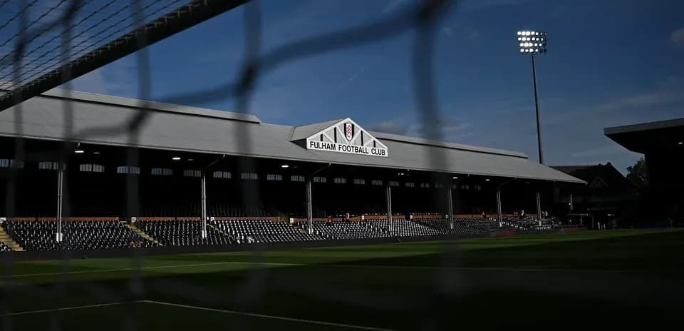 Estadio de Fulham Football Club vacío bajo luz diurna