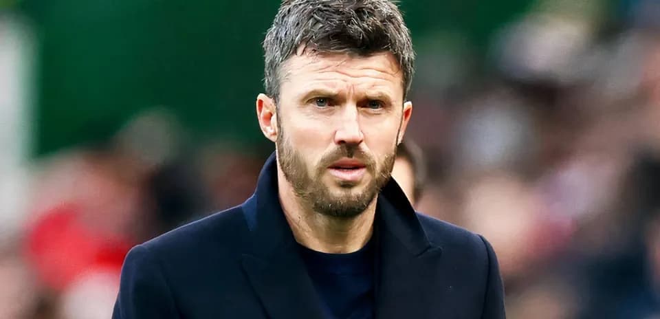 Entrenador observando el partido desde la línea