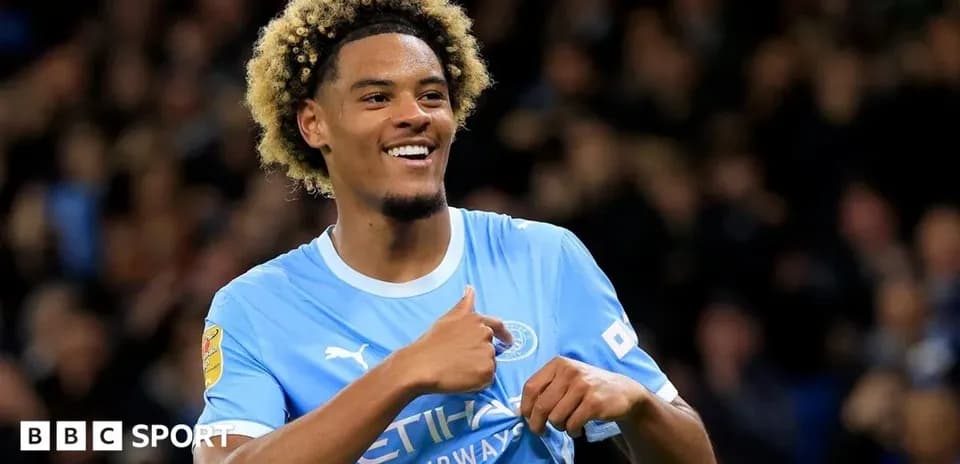 Jugador de Manchester City sonriendo y celebrando