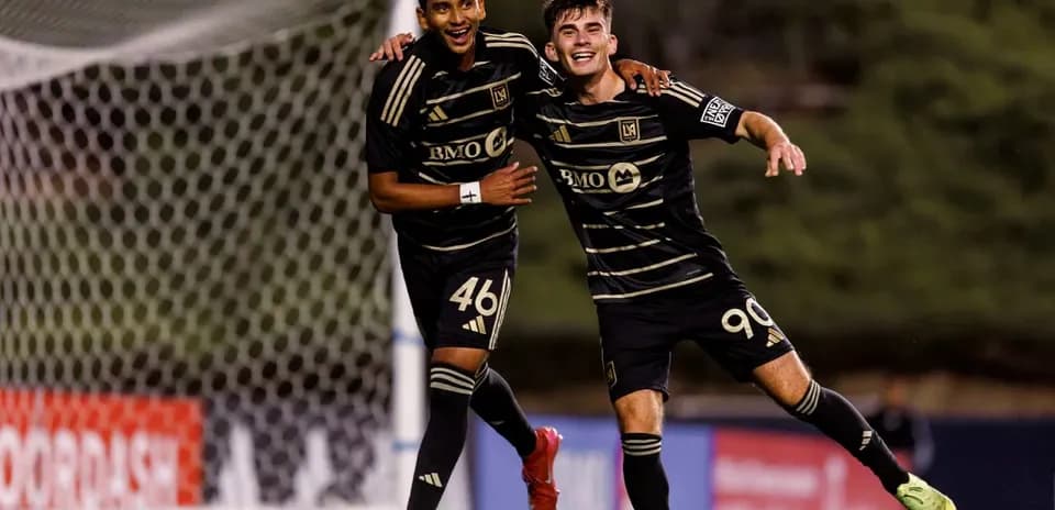 Jugadores celebrando un gol en el partido