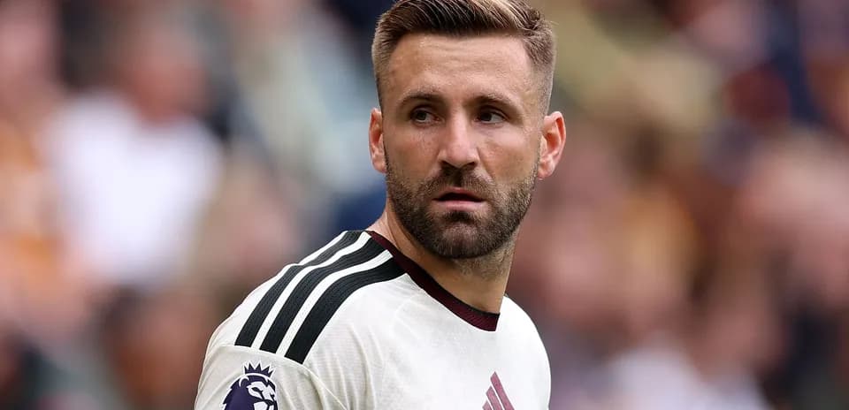 Jugador en uniforme de fútbol durante un partido