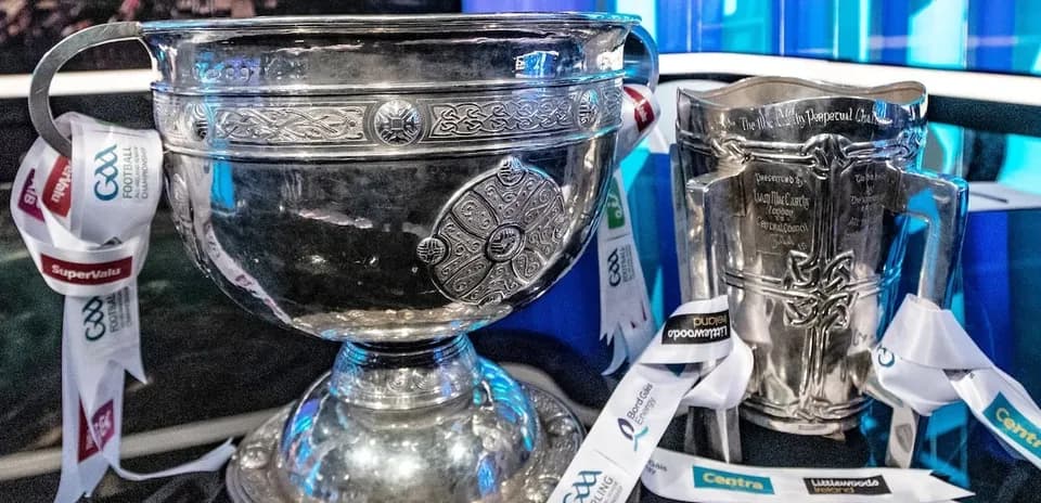 Trofeos de GAA con cintas de patrocinio