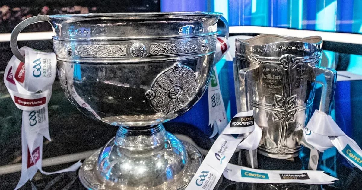 Trofeos de GAA con cintas de patrocinio