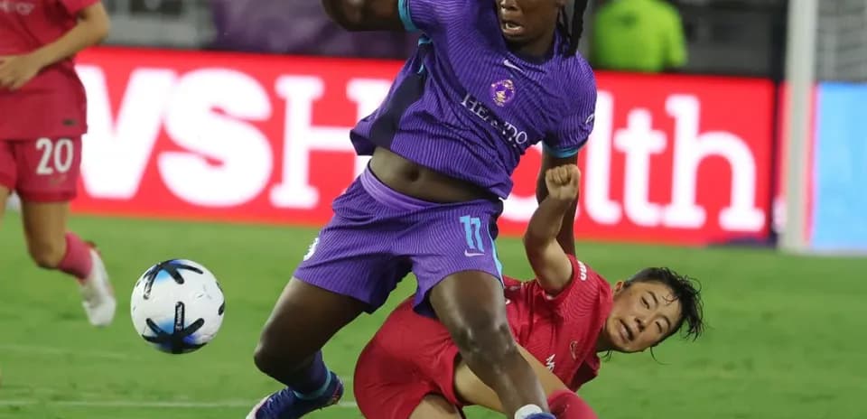 Jugadora de Orlando Pride cae durante el partido