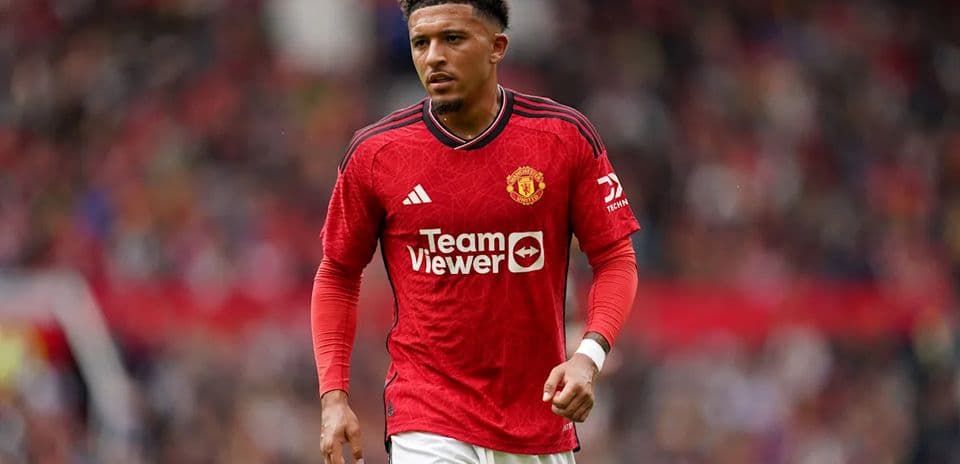 Jugador de Manchester United en uniforme rojo en el campo