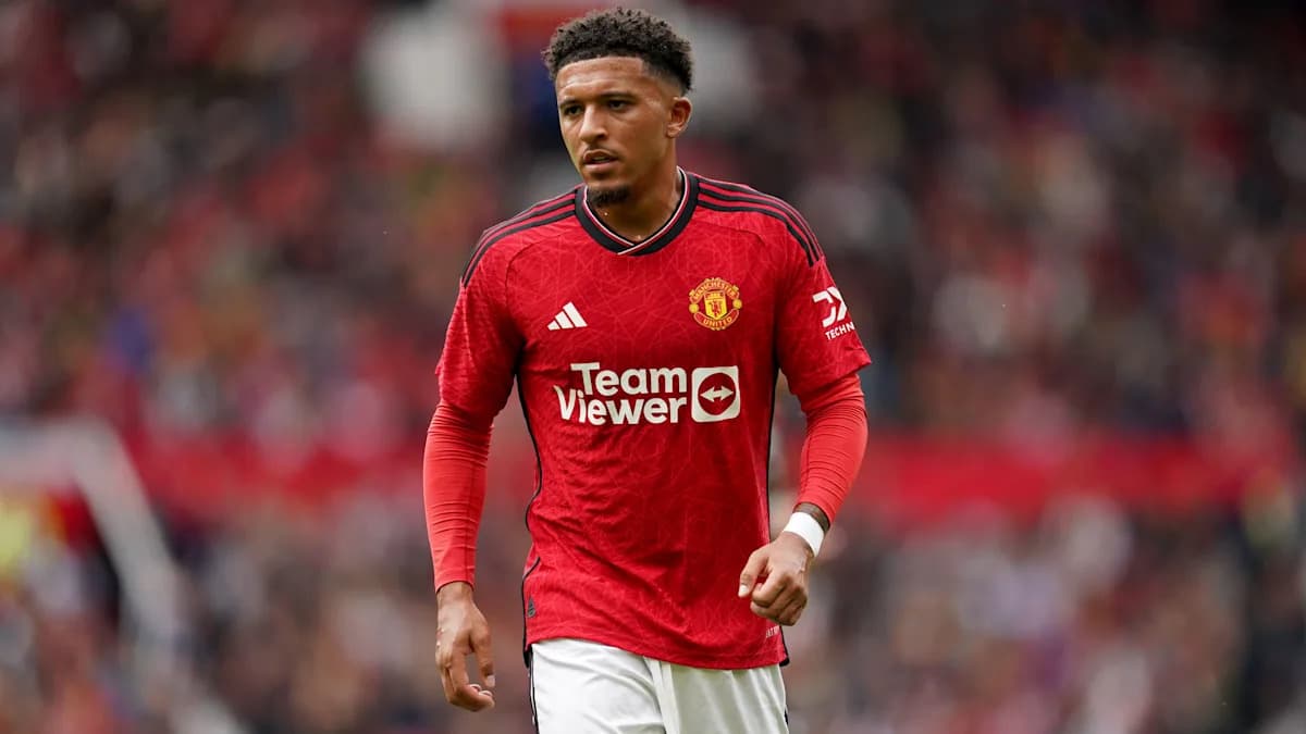 Jugador de Manchester United en uniforme rojo en el campo