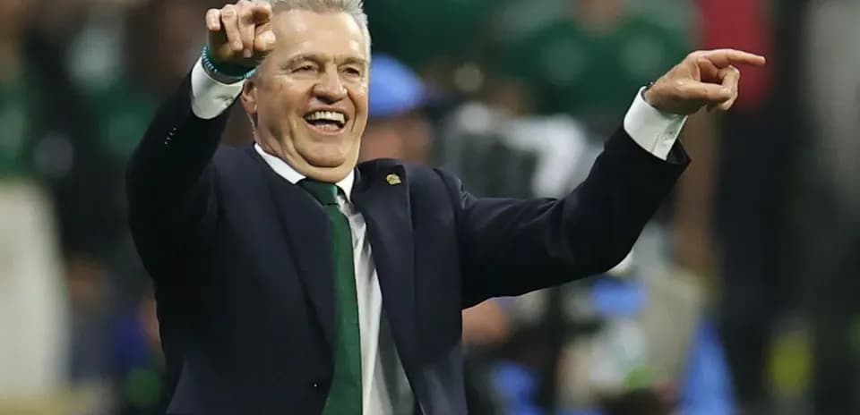 Entrenador celebrando durante un partido de fútbol