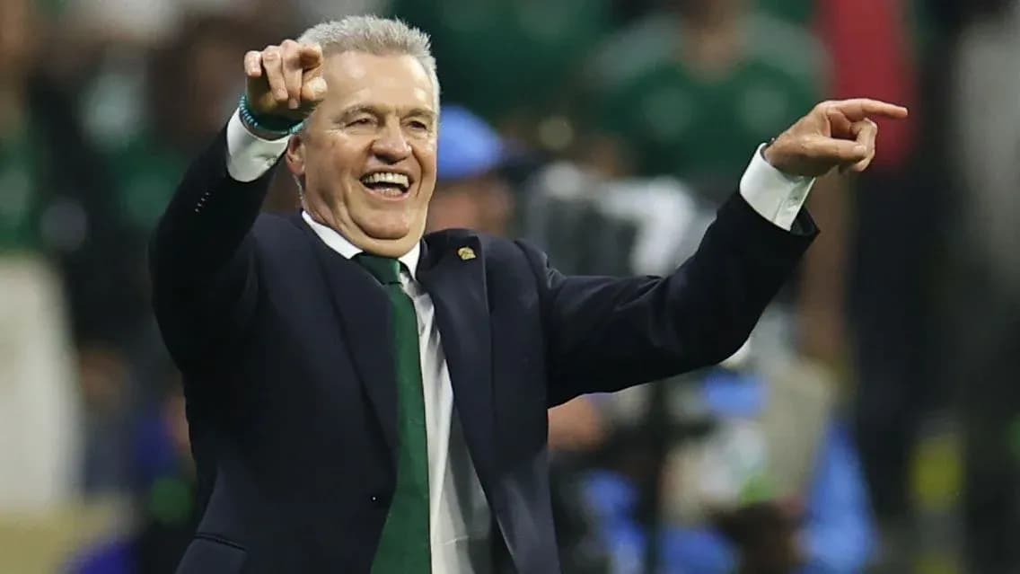 Entrenador celebrando durante un partido de fútbol