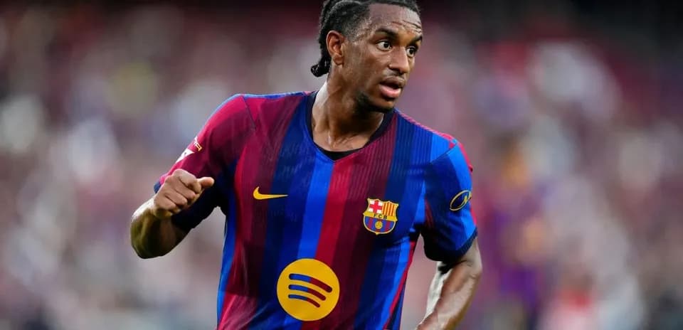 Jugador del FC Barcelona corriendo en el campo
