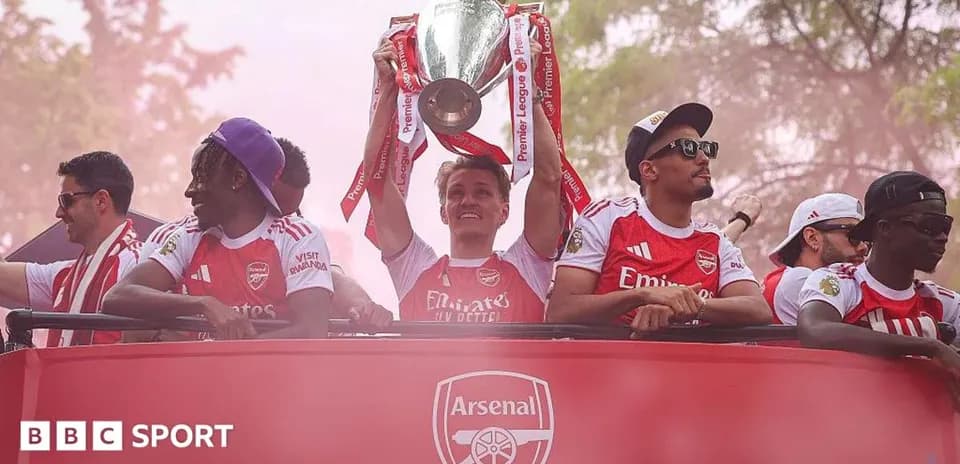 Jugadores de Arsenal celebrando con trofeo de Premier League