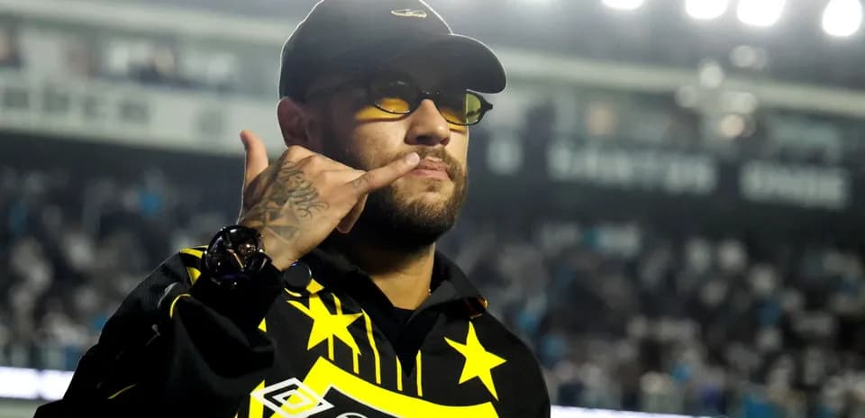 Persona haciendo un gesto con la mano en el estadio